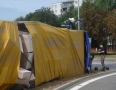Krimi - V Michalovciach sa prevrátil kamión na kruhovom objazde !!! - P1240808.JPG