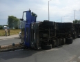 Krimi - V Michalovciach sa prevrátil kamión na kruhovom objazde !!! - P1240821.JPG
