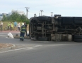 Krimi - V Michalovciach sa prevrátil kamión na kruhovom objazde !!! - P1240850.JPG