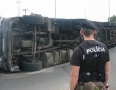 Krimi - V Michalovciach sa prevrátil kamión na kruhovom objazde !!! - P1240853.JPG