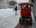 Samospráva - V Michalovciach bojujú so snehom aj záhradné traktory - P1180901.JPG
