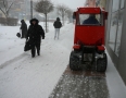 Samospráva - V Michalovciach bojujú so snehom aj záhradné traktory - P1180902.JPG