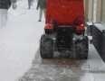 Samospráva - V Michalovciach bojujú so snehom aj záhradné traktory - P1180903.JPG