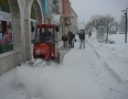 Samospráva - V Michalovciach bojujú so snehom aj záhradné traktory - P1180907.JPG