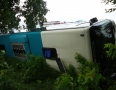 Krimi - NEHODA: Autobus sa po zrážke s autom prevrátil do priekopy - P1230836.JPG