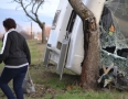 Krimi - DESIVÁ NEHODA: Autobus s cestujúcimi sa prevrátil a narazil do stromu - DSC_7785.JPG