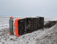 Krimi - DRÁMA PRED MICHALOVCAMI:  Autobus sa prevrátil do poľa. Hlásia aj zranených   - DSC_6148.JPG