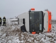 Krimi - DRÁMA PRED MICHALOVCAMI:  Autobus sa prevrátil do poľa. Hlásia aj zranených   - DSC_6186.JPG