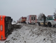 Krimi - DRÁMA PRED MICHALOVCAMI:  Autobus sa prevrátil do poľa. Hlásia aj zranených   - DSC_6192.JPG