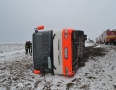 Krimi - DRÁMA PRED MICHALOVCAMI:  Autobus sa prevrátil do poľa. Hlásia aj zranených   - DSC_6193.JPG