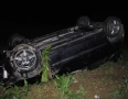 Krimi - NEHODA PRED MICHALOVCAMI:  Auto skončilo prevrátené na streche - 10.JPG