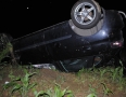 Krimi - NEHODA PRED MICHALOVCAMI:  Auto skončilo prevrátené na streche - 14.JPG