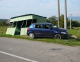 Krimi - NEHODA: Auto vrazilo do autobusovej zastávky - P1270064.JPG