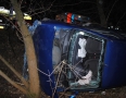 Krimi - MICHALOVCE: Vodič prerazil zábradlie a narazil do stromu - 2.JPG