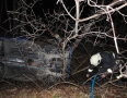 Krimi - MICHALOVCE: Vodič prerazil zábradlie a narazil do stromu - 9.JPG