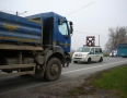 Krimi - NEHODA V MICHALOVCIACH !!! Vodič vletel s autom pod nákladiak - P1270321.JPG