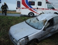 Krimi - NEHODA: Auto s 5 pasažiermi skončilo v poli na streche - 11.JPG