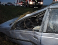 Krimi - NEHODA: Auto s 5 pasažiermi skončilo v poli na streche - 17.JPG