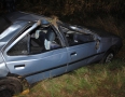 Krimi - NEHODA: Auto s 5 pasažiermi skončilo v poli na streche - 26.JPG