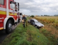 Krimi - NEHODA: Auto s 5 pasažiermi skončilo v poli na streche - 31.JPG