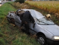 Krimi - NEHODA: Auto s 5 pasažiermi skončilo v poli na streche - 33.JPG