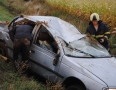 Krimi - NEHODA: Auto s 5 pasažiermi skončilo v poli na streche - 34.JPG