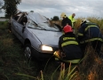 Krimi - NEHODA: Auto s 5 pasažiermi skončilo v poli na streche - 36.JPG