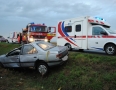 Krimi - NEHODA: Auto s 5 pasažiermi skončilo v poli na streche - 4.JPG