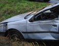 Krimi - NEHODA: Auto s 5 pasažiermi skončilo v poli na streche - 7.JPG