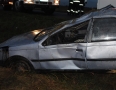 Krimi - NEHODA: Auto s 5 pasažiermi skončilo v poli na streche - 9.JPG