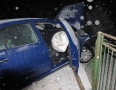 Krimi - NEHODA: Auto vyletelo z cesty a narazilo do plota - 1.JPG
