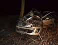 Krimi - Desivá nehoda pred Michalovcami: Vodič vrazil do stromu - 2.jpg