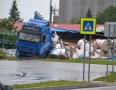 Krimi - V Michalovciach sa na kruhovom objazde prevrátil kamión s návesom. Pozrite si fotky - DSC_9391.jpg