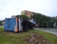 Krimi - V Michalovciach sa na kruhovom objazde prevrátil kamión s návesom. Pozrite si fotky - DSC_9419.jpg