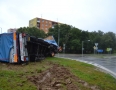 Krimi - V Michalovciach sa na kruhovom objazde prevrátil kamión s návesom. Pozrite si fotky - DSC_9421.jpg