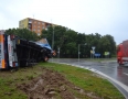 Krimi - V Michalovciach sa na kruhovom objazde prevrátil kamión s návesom. Pozrite si fotky - DSC_9422.jpg