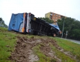 Krimi - V Michalovciach sa na kruhovom objazde prevrátil kamión s návesom. Pozrite si fotky - DSC_9424.jpg