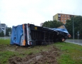 Krimi - V Michalovciach sa na kruhovom objazde prevrátil kamión s návesom. Pozrite si fotky - DSC_9426.jpg