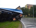 Krimi - V Michalovciach sa na kruhovom objazde prevrátil kamión s návesom. Pozrite si fotky - DSC_9428.jpg