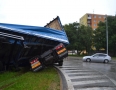 Krimi - V Michalovciach sa na kruhovom objazde prevrátil kamión s návesom. Pozrite si fotky - DSC_9429.jpg