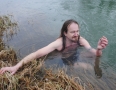 Relax - Michalovčan si rád pofajčí v ľadovom Laborci !!! - 4.JPG
