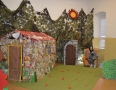 Kultúra - MICHALOVCE: Pred Vianocami postavili školáci nádhernú perníkovú chalúpku - 13.jpg