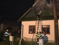 Krimi - POŽIAR: Dom v plameňoch. Zasahovali 4 hasičské autá - 25.jpg