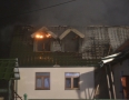 Krimi - POŽIAR: Dom v plameňoch. Zasahovali 4 hasičské autá - 3.jpg
